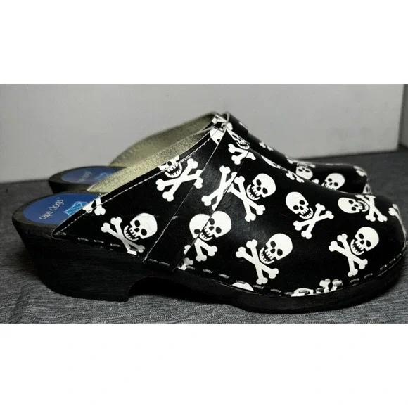 Cape Clogs 39 Black Patent Leather Wooden Scull Crossbone Comfort Swedish - Picture 3 of 9